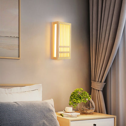 Moderne LED-Wandlampe aus Holz mit Beige- und Acrylakzenten