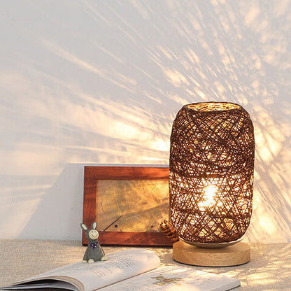 Industrielle Tischlampe aus Rattan und Holz – Japandi, minimalistisches Design und natürlicher Charme