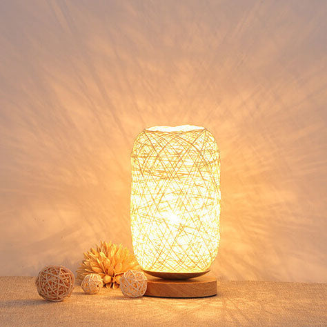Industrielle Tischlampe aus Rattan und Holz – Japandi, minimalistisches Design und natürlicher Charme