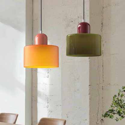 Stilvolle Retro-Hängelampe mit orangefarbenem Glasschirm und grüner Krone