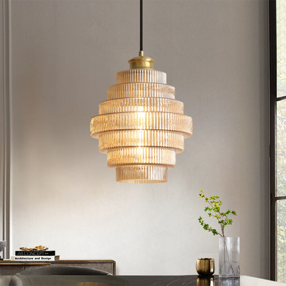 Geschwungene Glas-Pendelleuchte mit geripptem Schirm und Messingdetails