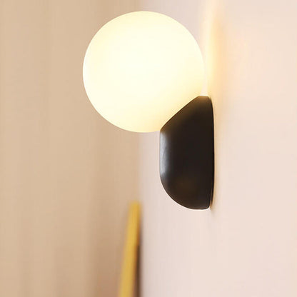 Moderne Wandleuchte aus Harz und Glas im skandinavischen Stil
