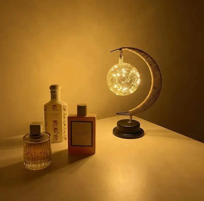 Elegante stimmungsvolle LED-Tischlampe aus Glas in Mondform mit warmem Licht
