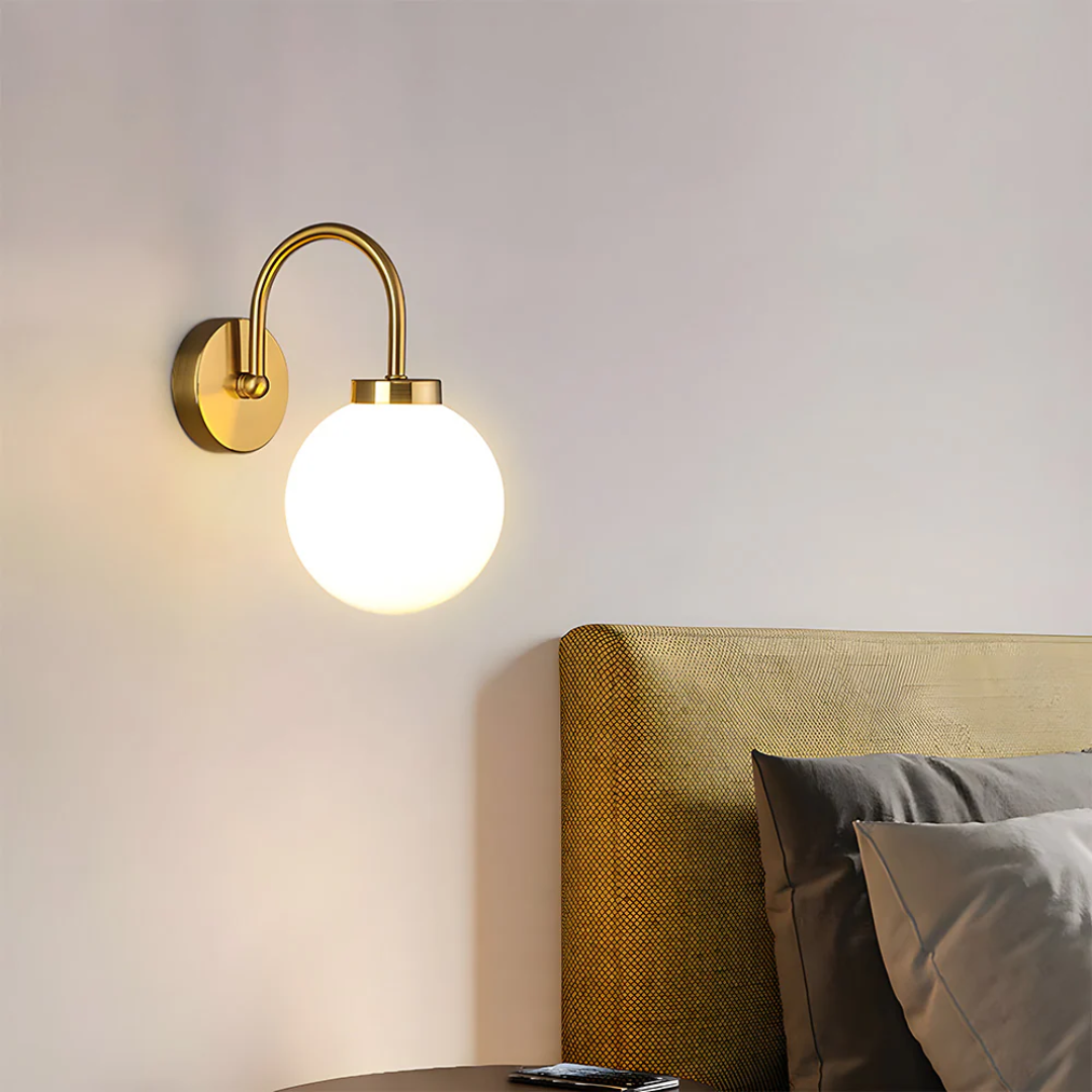 Vintage Wandleuchte mit Glaskugel und warmem LED-Licht