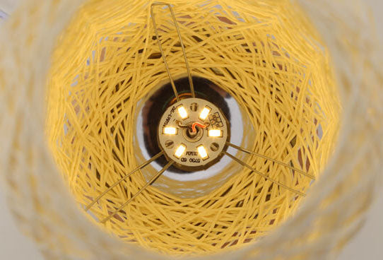Industrielle Tischlampe aus Rattan und Holz – Japandi, minimalistisches Design und natürlicher Charme