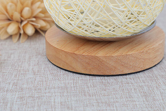 Industrielle Tischlampe aus Rattan und Holz – Japandi, minimalistisches Design und natürlicher Charme