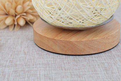 Industrielle Tischlampe aus Rattan und Holz – Japandi, minimalistisches Design und natürlicher Charme