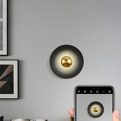 Moderne LED-Wandleuchte mit abstraktem Muster