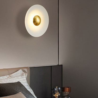 Moderne LED-Wandleuchte mit abstraktem Muster