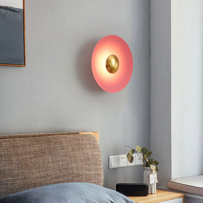 Moderne LED-Wandleuchte mit abstraktem Muster