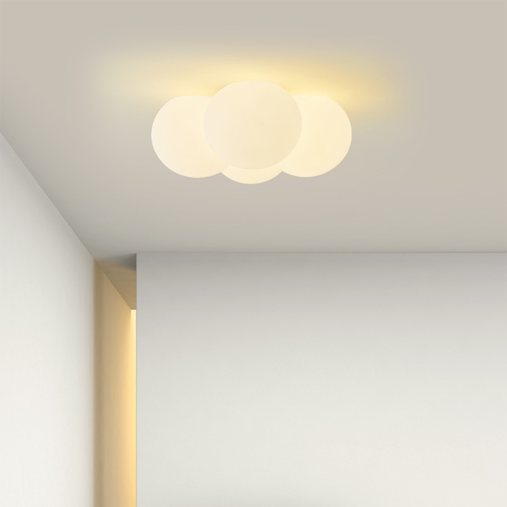 Weiße Deckenleuchte mit Wolken- und Blasendesign