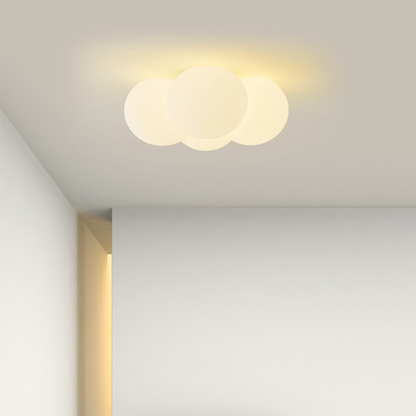 Weiße Deckenleuchte mit Wolken- und Blasendesign