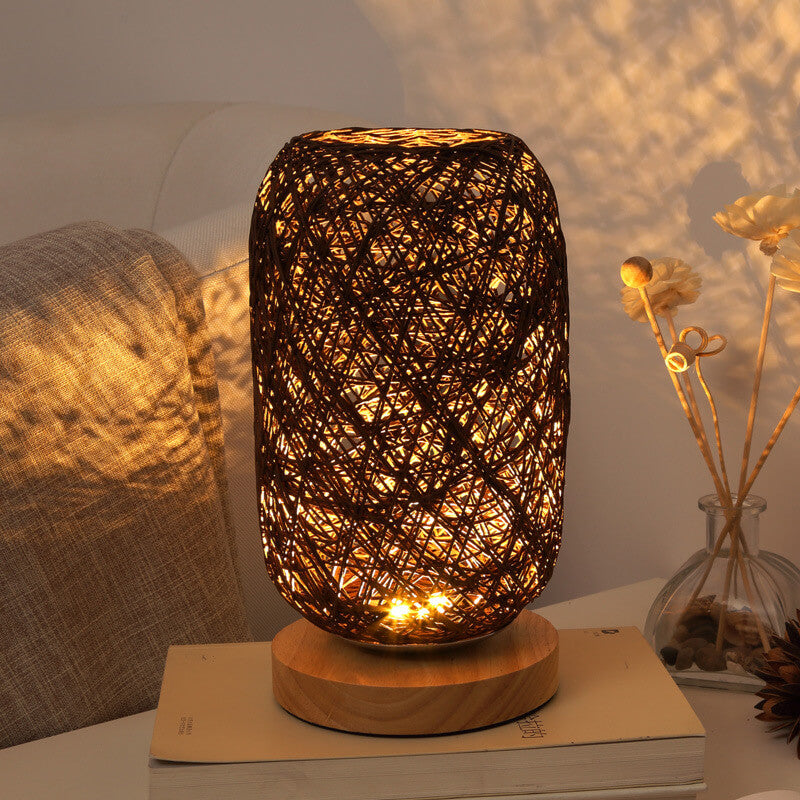 Industrielle Tischlampe aus Rattan und Holz – Japandi, minimalistisches Design und natürlicher Charme
