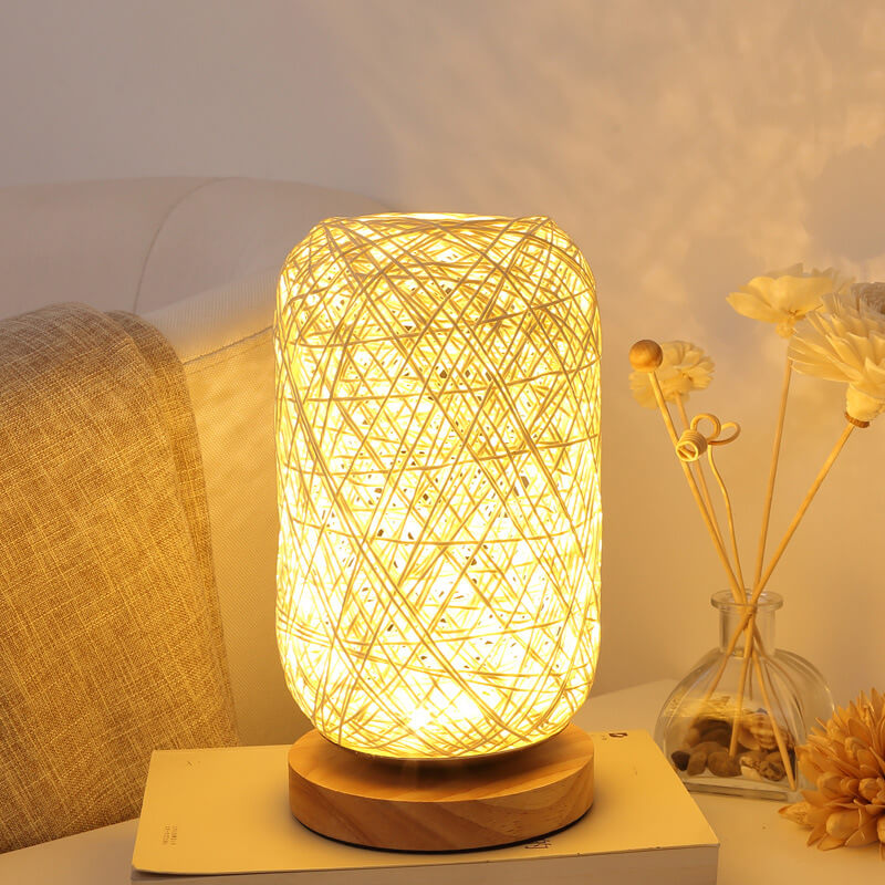 Industrielle Tischlampe aus Rattan und Holz – Japandi, minimalistisches Design und natürlicher Charme