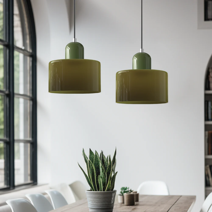 Stilvolle Retro-Hängelampe mit orangefarbenem Glasschirm und grüner Krone