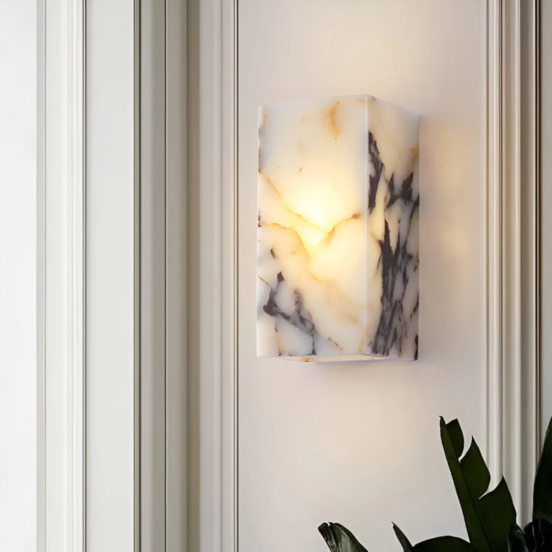 Luxuriöse Wandleuchte aus Naturstein mit warmem LED-Licht