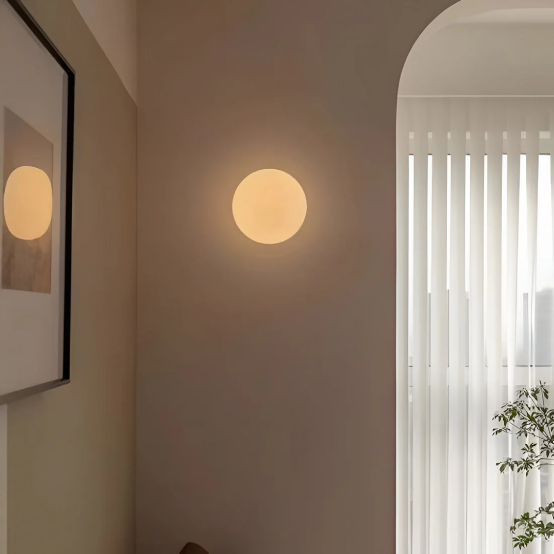 Elegante moderne Glaswandleuchte mit warmem LED-Licht im minimalistischen Stil