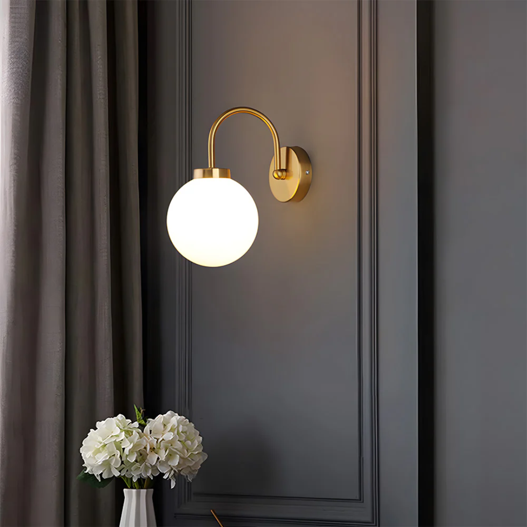 Vintage Wandleuchte mit Glaskugel und warmem LED-Licht