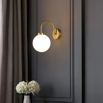 Vintage Wandleuchte mit Glaskugel und warmem LED-Licht