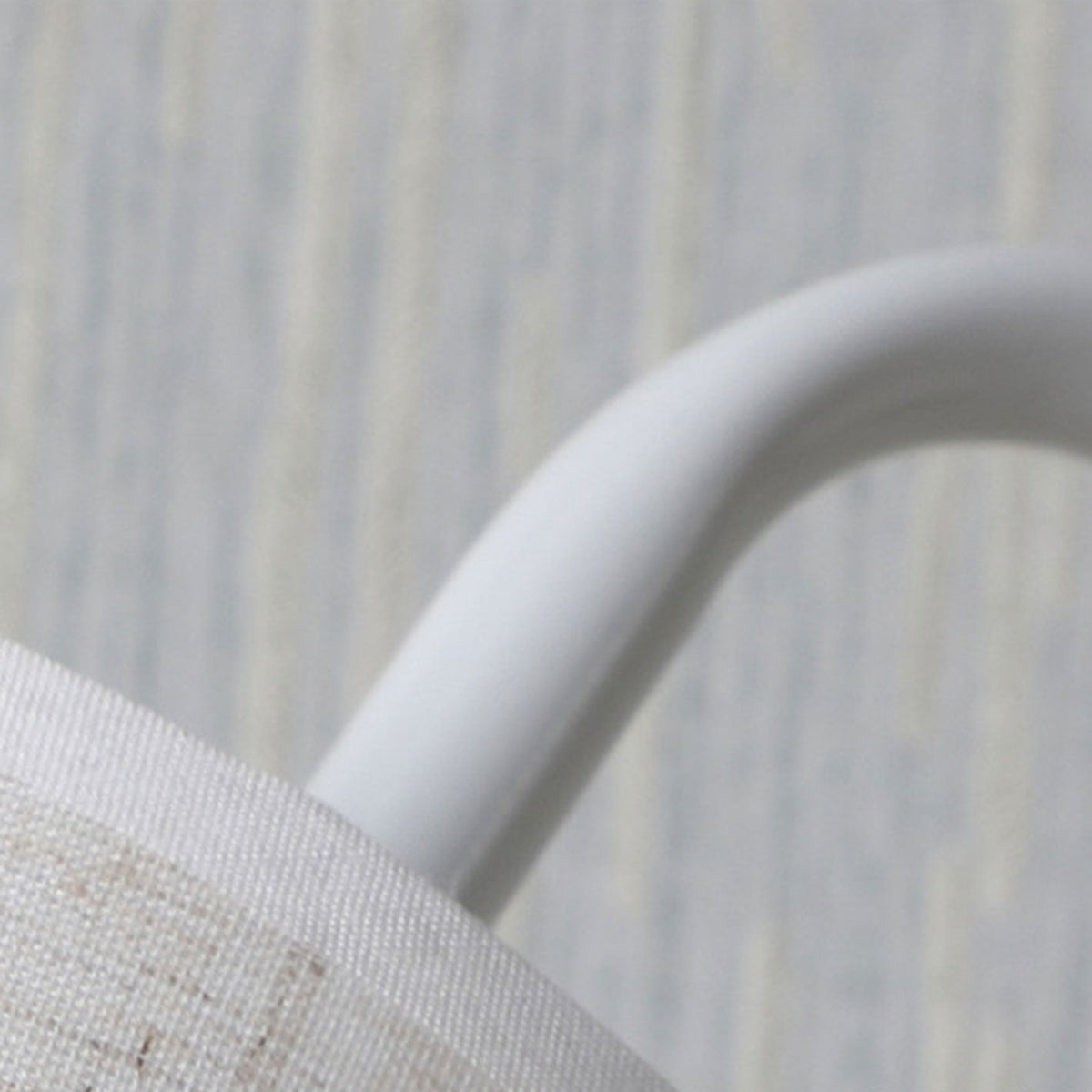 Moderne Tischleuchte aus Leinen, Metall und Holz – integrierte LED mit USB/Stecker