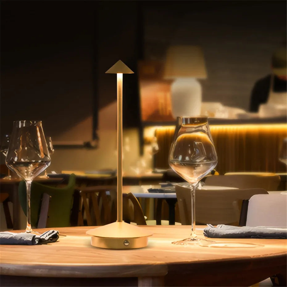 Skandinavische minimalistische Tischlampe mit dimmbarer LED und kabellosem Design