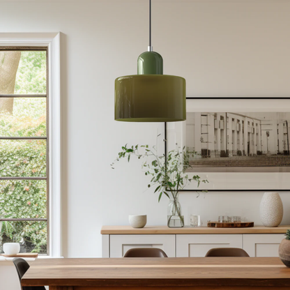 Stilvolle Retro-Hängelampe mit orangefarbenem Glasschirm und grüner Krone