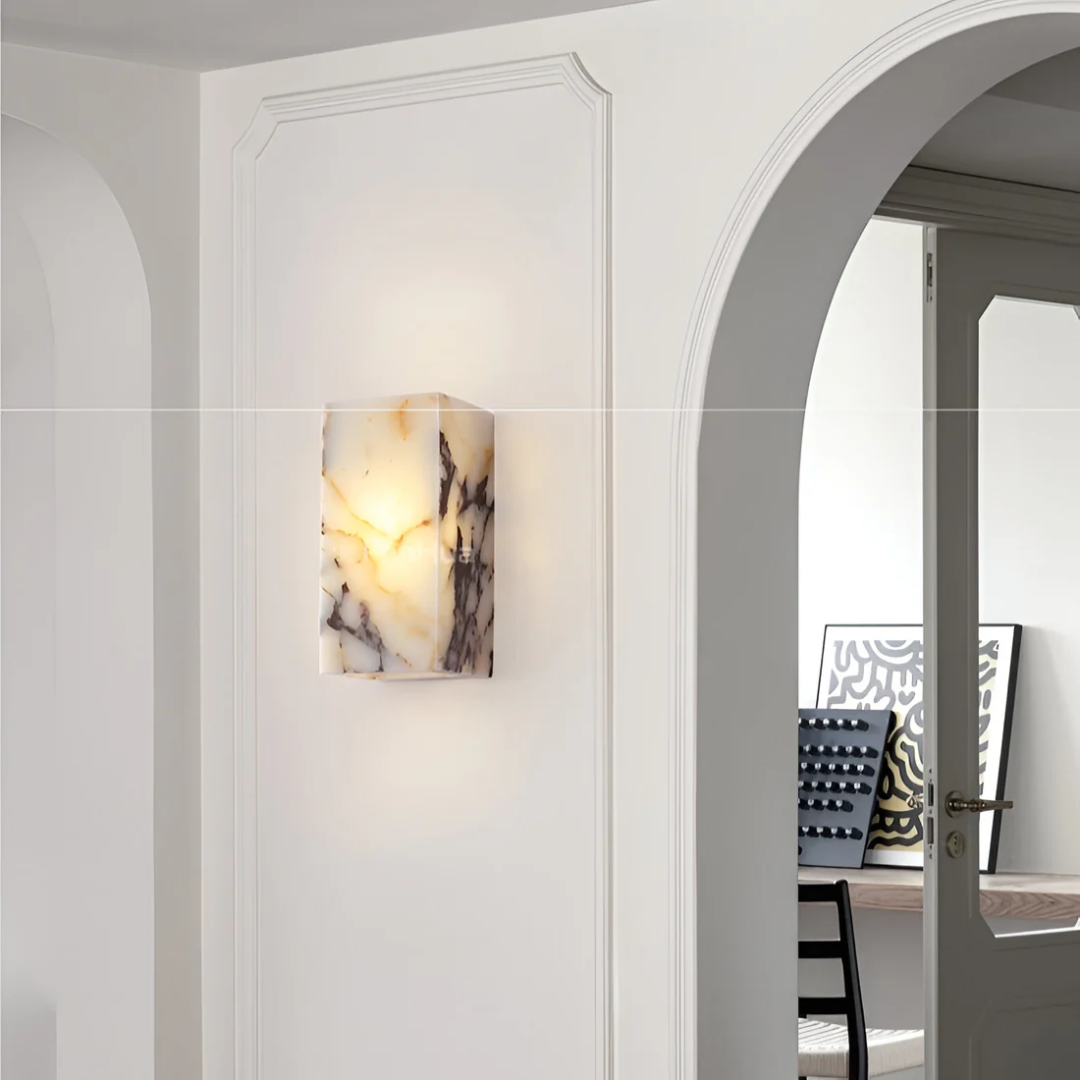 Luxuriöse Wandleuchte aus Naturstein mit warmem LED-Licht