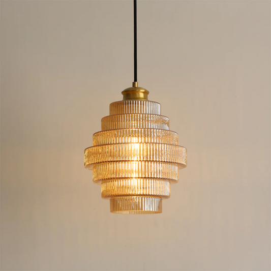 Geschwungene Glas-Pendelleuchte mit geripptem Schirm und Messingdetails