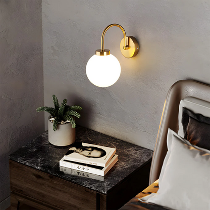 Vintage Wandleuchte mit Glaskugel und warmem LED-Licht