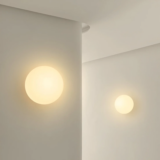Elegante moderne Glaswandleuchte mit warmem LED-Licht im minimalistischen Stil