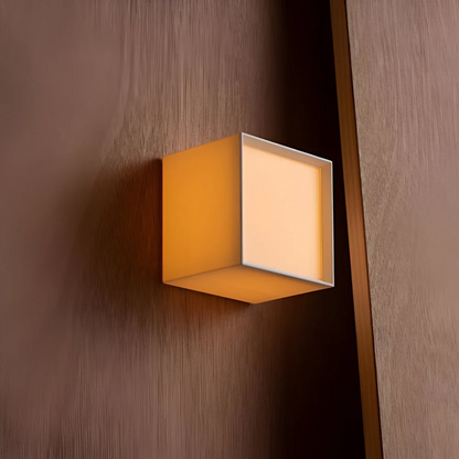 Japanische Wandleuchte im minimalistischen Stil mit elegantem Stoffschirm
