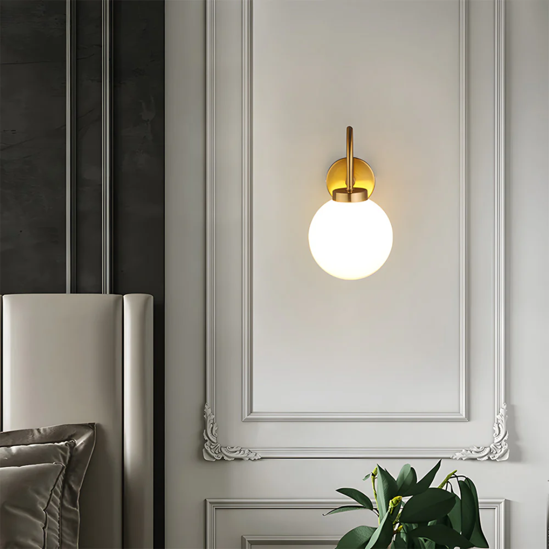 Vintage Wandleuchte mit Glaskugel und warmem LED-Licht