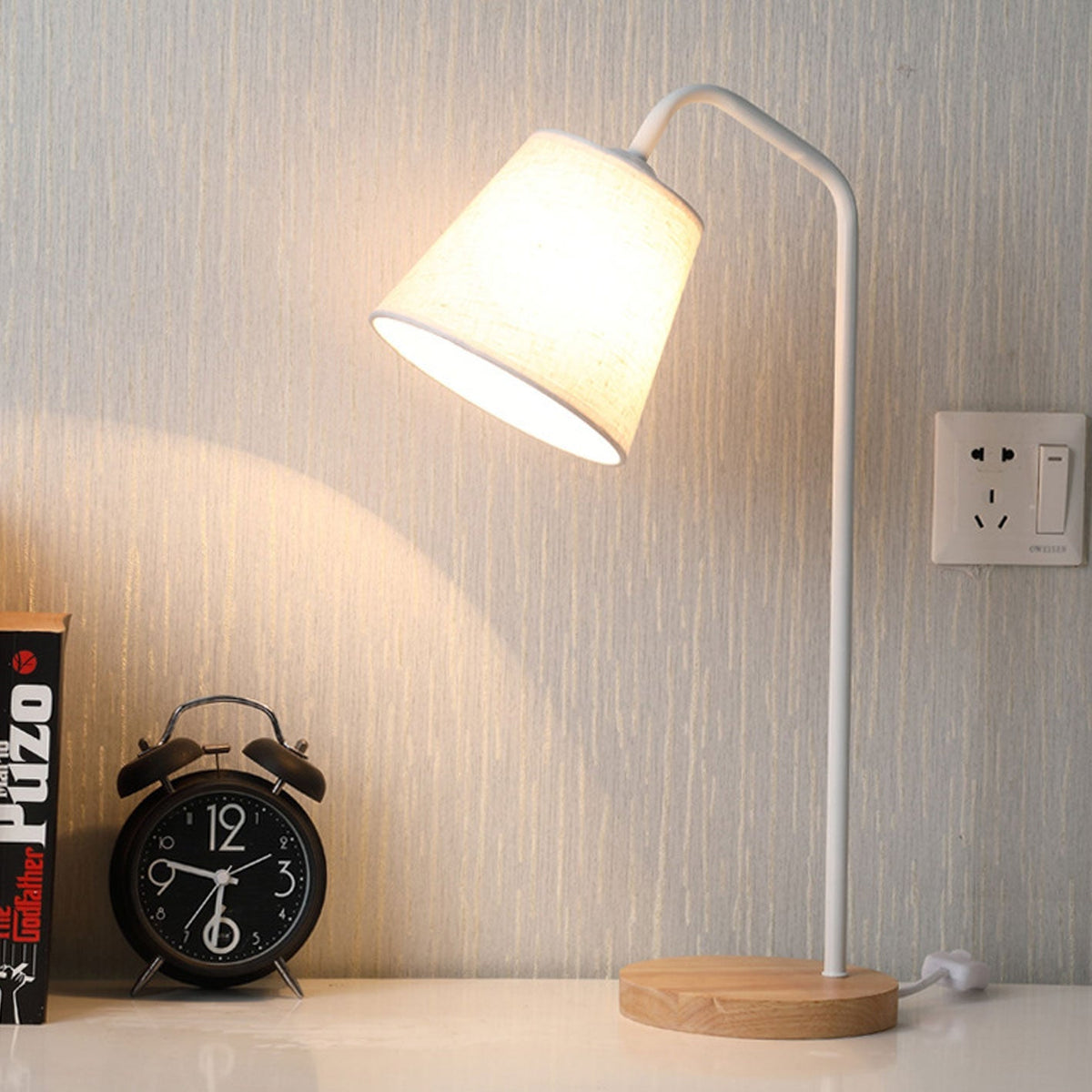 Moderne Tischleuchte aus Leinen, Metall und Holz – integrierte LED mit USB/Stecker