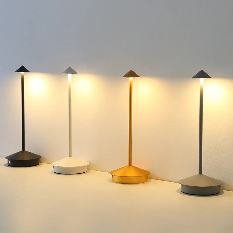 Skandinavische minimalistische Tischlampe mit dimmbarer LED und kabellosem Design