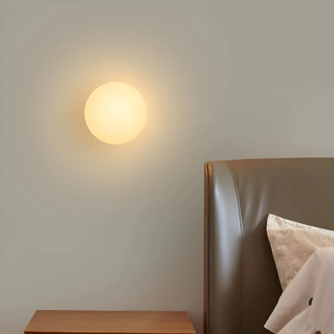 Elegante moderne Glaswandleuchte mit warmem LED-Licht im minimalistischen Stil