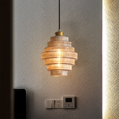 Geschwungene Glas-Pendelleuchte mit geripptem Schirm und Messingdetails