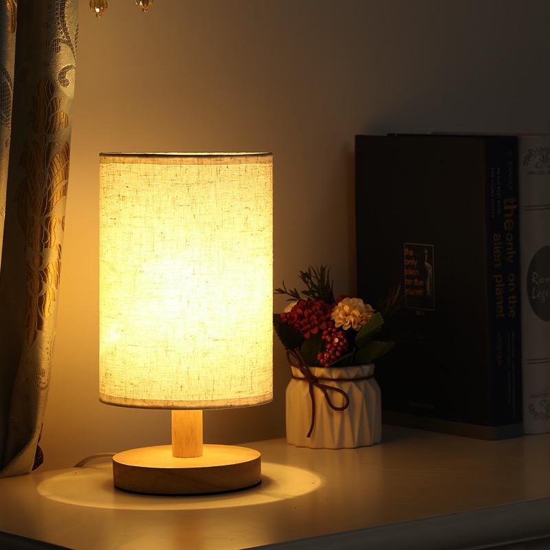 Stilvolle Lampe aus Naturholz und Leinen mit Fernbedienung