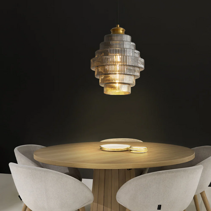 Geschwungene Glas-Pendelleuchte mit geripptem Schirm und Messingdetails