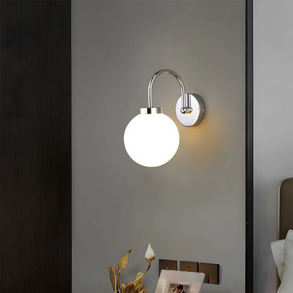 Vintage Wandleuchte mit Glaskugel und warmem LED-Licht