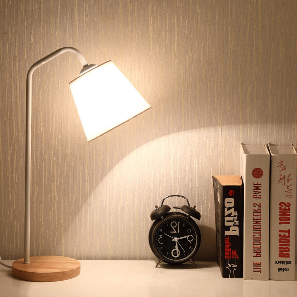 Moderne Tischleuchte aus Leinen, Metall und Holz – integrierte LED mit USB/Stecker