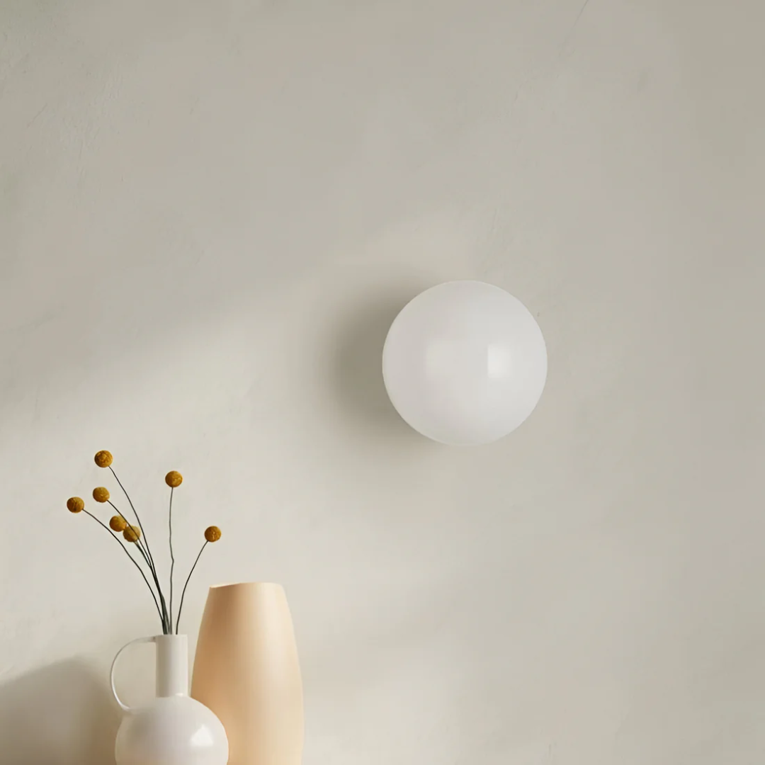 Elegante moderne Glaswandleuchte mit warmem LED-Licht im minimalistischen Stil
