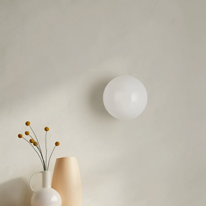 Elegante moderne Glaswandleuchte mit warmem LED-Licht im minimalistischen Stil
