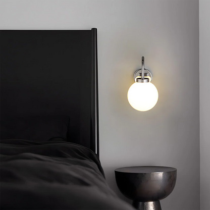Vintage Wandleuchte mit Glaskugel und warmem LED-Licht
