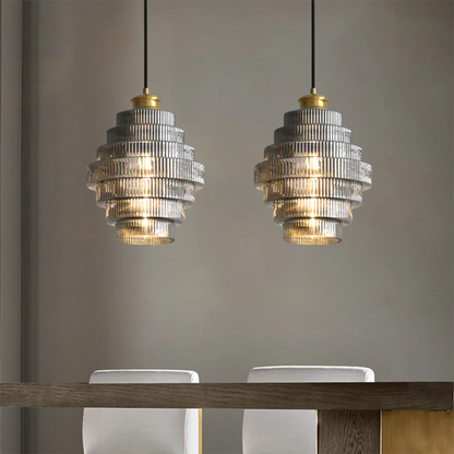Geschwungene Glas-Pendelleuchte mit geripptem Schirm und Messingdetails
