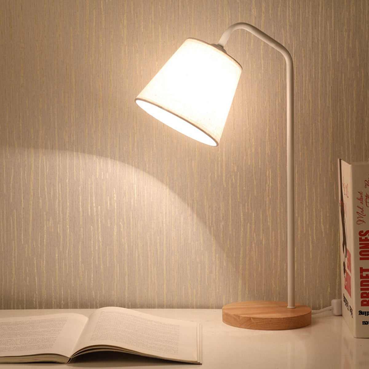 Moderne Tischleuchte aus Leinen, Metall und Holz – integrierte LED mit USB/Stecker