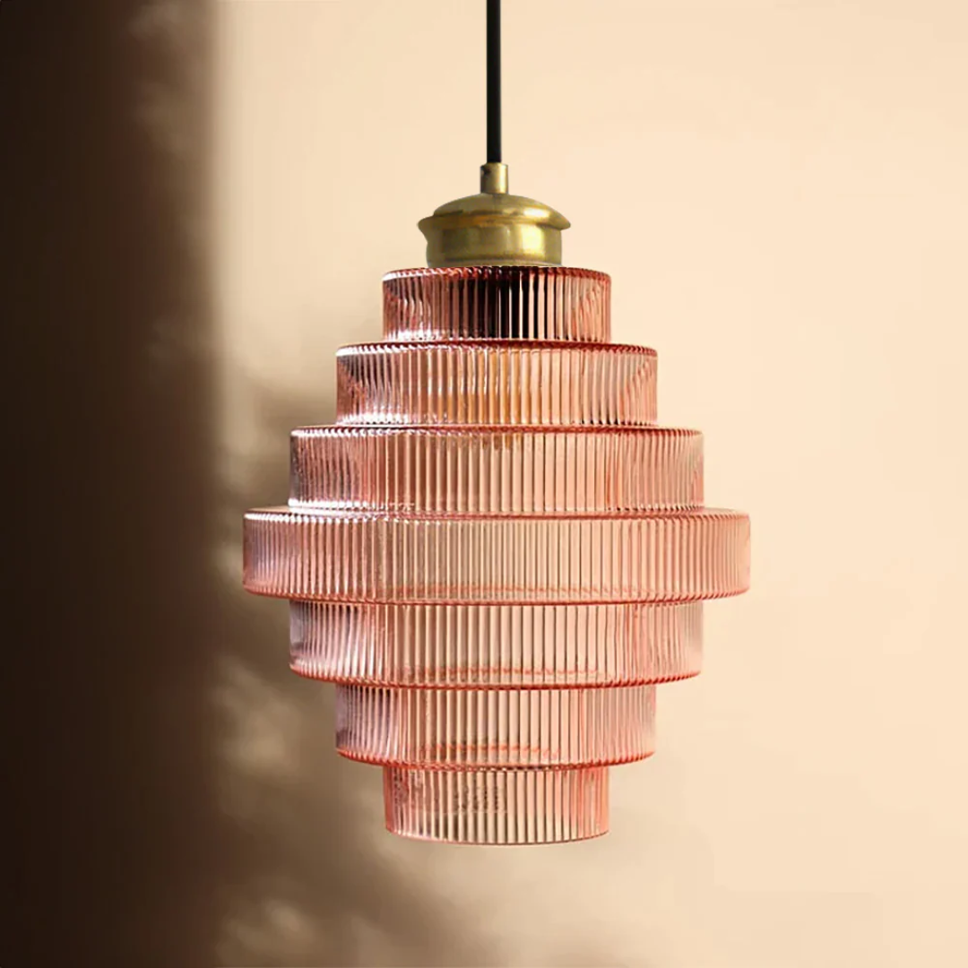 Geschwungene Glas-Pendelleuchte mit geripptem Schirm und Messingdetails