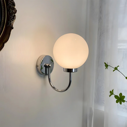 Vintage Wandleuchte mit Glaskugel und warmem LED-Licht