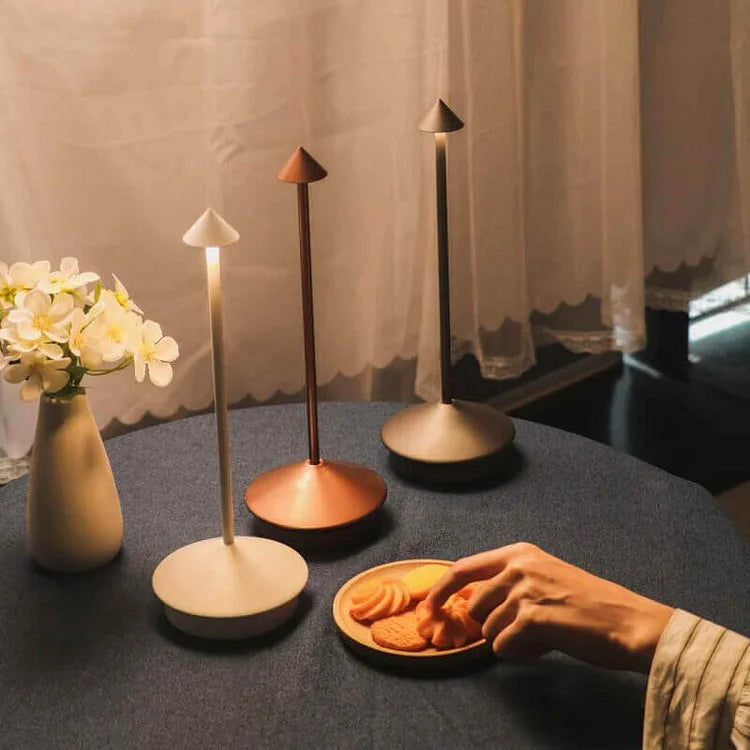 Skandinavische minimalistische Tischlampe mit dimmbarer LED und kabellosem Design