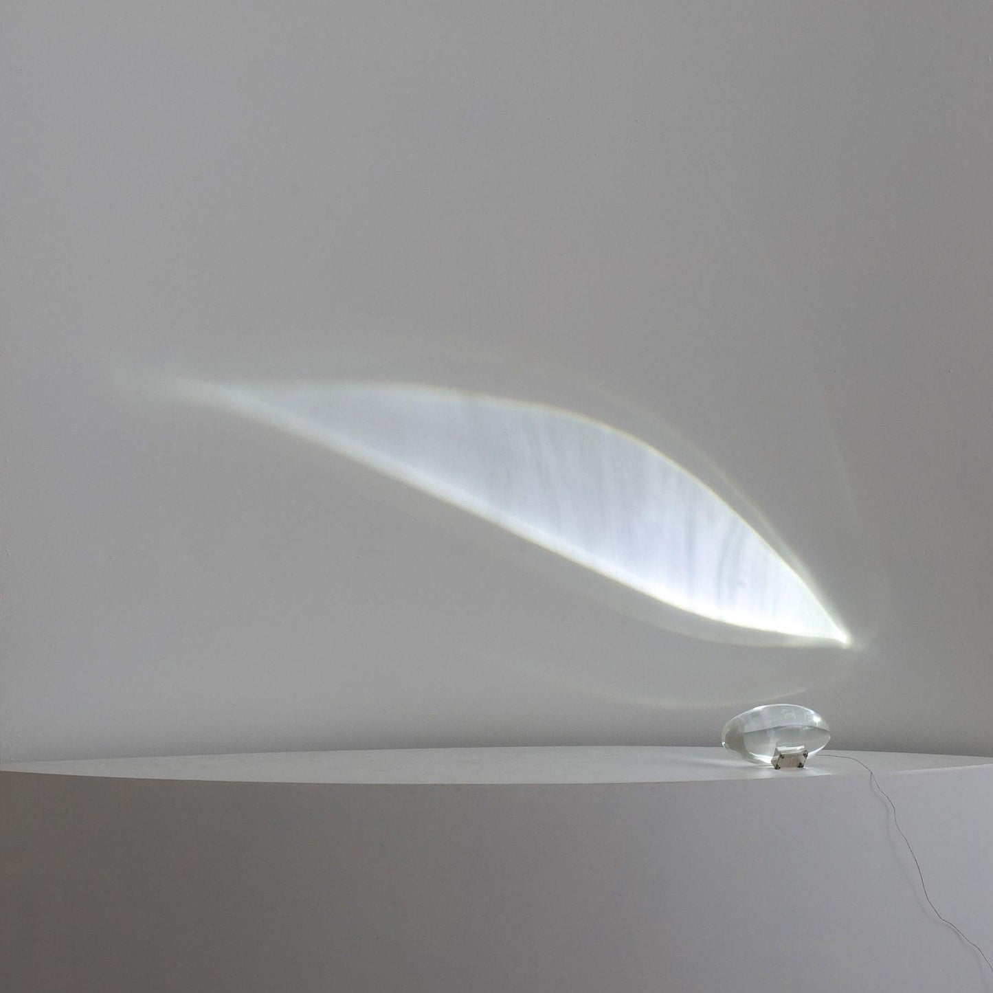 Elegante Tischlampe mit Kristalllinse – stimmungsvolles Licht und vielfältige LED-Modi