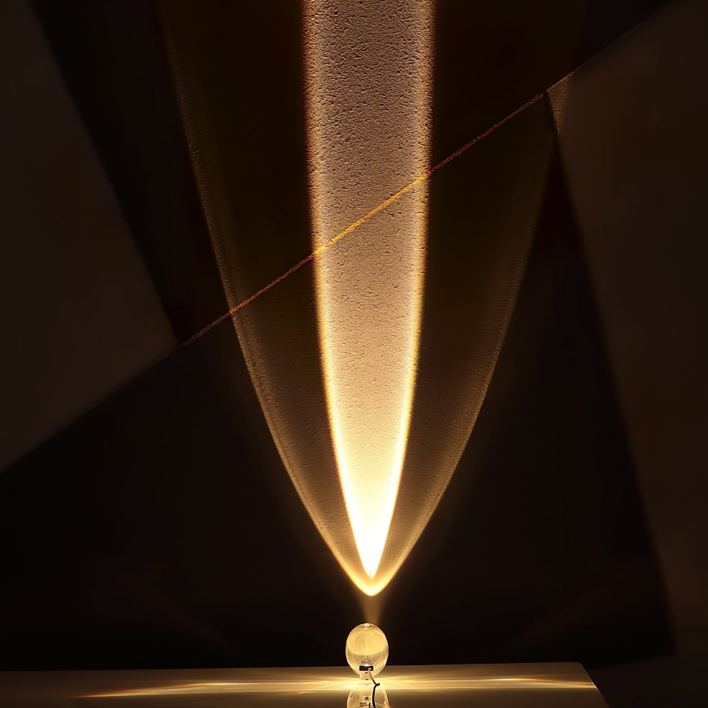 Elegante Tischlampe mit Kristalllinse – stimmungsvolles Licht und vielfältige LED-Modi